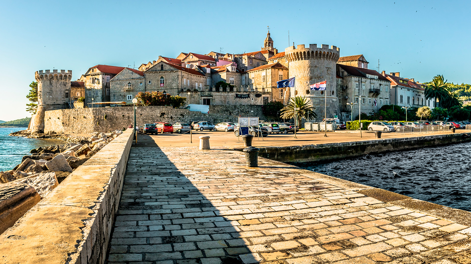Вид на город Корчула с причала, остров Корчула, Хорватия - маршруты SimpleSail в акватории Хорватии