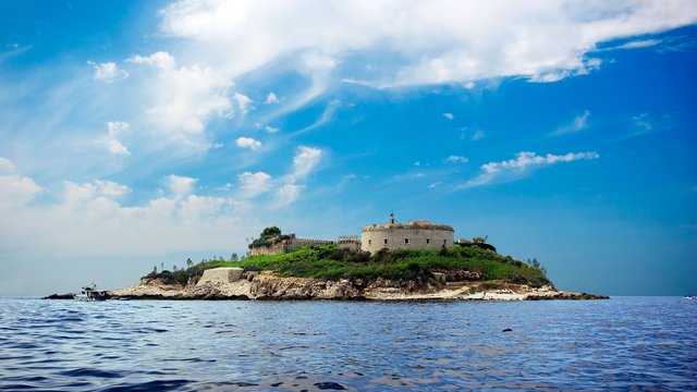 Остров Мамула с фортом, Которский залив, Черногория
