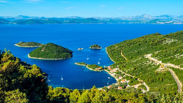 Вид с острова Млет на острова Планяк и Боровац, Хорватия - маршруты SimpleSail в акватории Хорватии