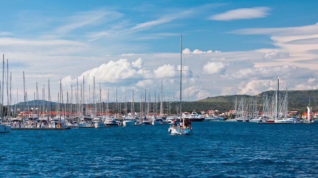 Вид на городскую марину с моря, Рогозница, Хорватия - маршруты SimpleSail по Адриатике